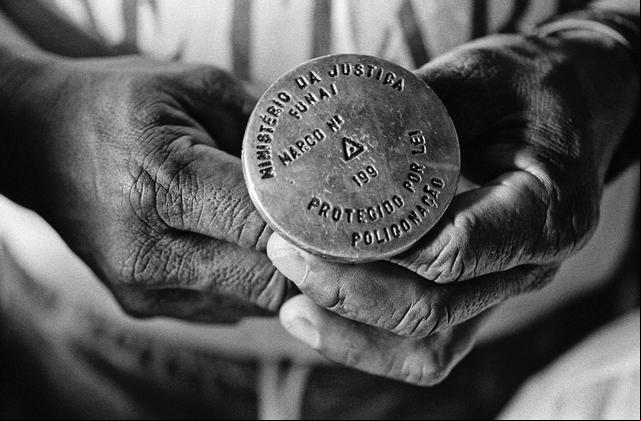 – Marco de bronze para a demarcação física das Terras Indígenas do Rio Negro, São Gabriel da Cachoeira, Amazonas. © Pedro Martinelli/ISA
